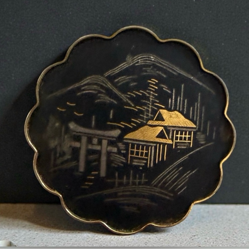 Vintage Amita Japanese Damascene brooch Scalloped Black and Gold tone - Picture 11 of 11